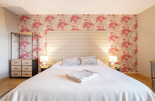 Concarneau Bed & Breakfast | Bed and Breakfast 'Anne De Bretagne' with Shared Terrace, Shared Garden and Wi-Fi