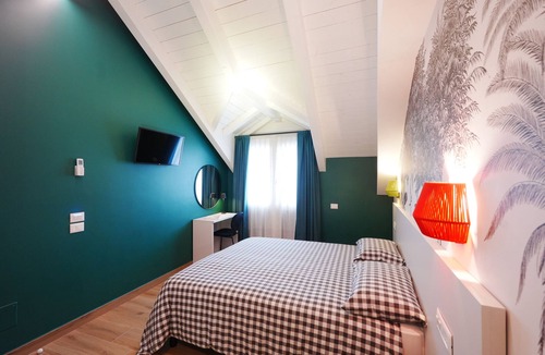 San Lazzaro Bed & Breakfast | Bed and Breakfast 'Camera Matrimoniale Deluxe Five' with Shared Terrace, Wi-Fi and Air Conditioning