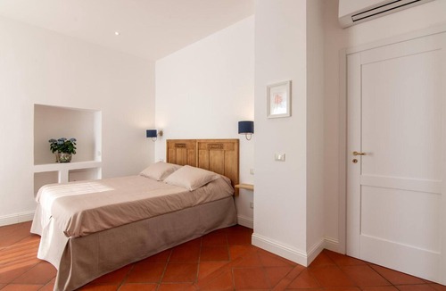 Domaso Bed & Breakfast | Bed and Breakfast 'Camera Matrimoniale Vista Lago' with Mountain View, Pool and Wi-Fi