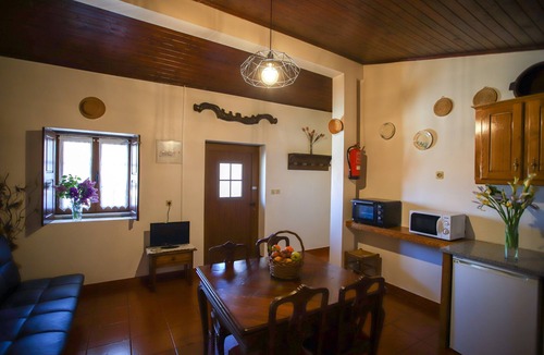 Sortelha Bed & Breakfast | Bed and Breakfast 'Casa Da Lagariça - Sortelha' with Private Garden, Wi-Fi and Air Conditioning