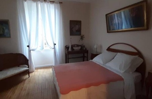 Hautefort Bed & Breakfast | Bed and Breakfast 'Chambre Des Dames' with Shared Garden and Wi-Fi