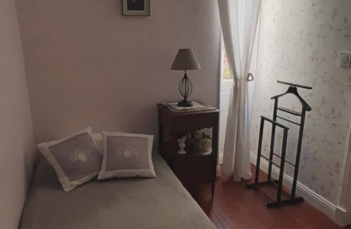 Hautefort Bed & Breakfast | Bed and Breakfast 'Chambre Aux Oiseaux' with Shared Garden
