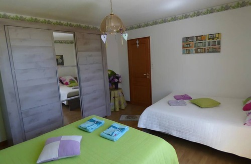 La Fleche Bed & Breakfast | Bed and Breakfast 'Chambre D'hôtes Les Rosiers' with Shared Terrace, Shared Garden and Wi-Fi