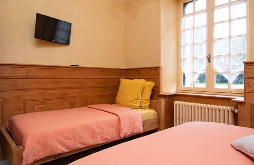 Pluvigner Bed & Breakfast | Bed and Breakfast 'Chambre Lancelot' with Shared Terrace, Shared Garden and Wi-Fi