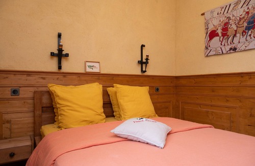 Pluvigner Bed & Breakfast | Bed and Breakfast 'Chambre Lancelot' with Shared Terrace, Shared Garden and Wi-Fi
