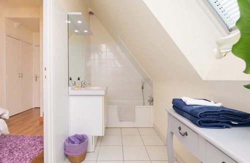 Saint-Ave Bed & Breakfast | Bed and Breakfast 'Chambre Romantique' with Shared Pool, Shared Terrace and Wi-Fi