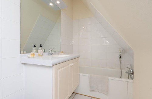 Saint-Ave Bed & Breakfast | Bed and Breakfast 'Chambre Romantique' with Shared Pool, Shared Terrace and Wi-Fi