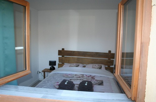 Senonches Bed & Breakfast | Bed and Breakfast 'Chambre Terrasse' with Shared Terrace, Shared Garden and Wi-Fi