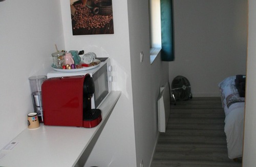 Senonches Bed & Breakfast | Bed and Breakfast 'Chambre Terrasse' with Shared Terrace, Shared Garden and Wi-Fi
