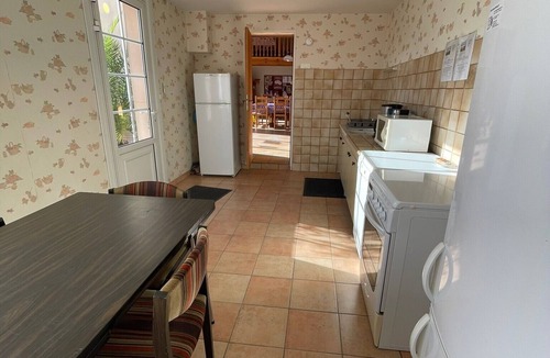 Verrieres Bed & Breakfast | Bed and Breakfast 'Chambre Des Vignes' with Shared Terrace, Shared Garden and Wi-Fi