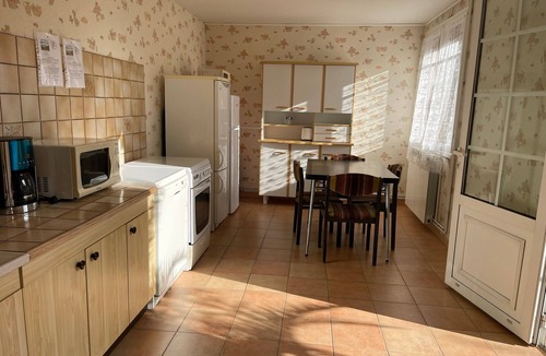 Verrieres Bed & Breakfast | Bed and Breakfast 'Chambre Des Vignes' with Shared Terrace, Shared Garden and Wi-Fi