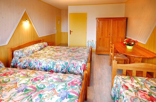 Verrieres Bed & Breakfast | Bed and Breakfast 'Chambre Jaune' with Shared Terrace, Shared Garden and Wi-Fi