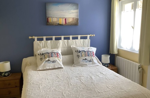 Fontenay Bed & Breakfast | Bed and Breakfast 'Chambre Lecarpentier - Tulipe' with Shared Terrace, Shared Garden and Wi-Fi