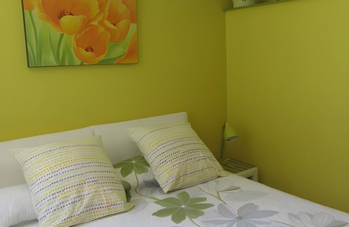 Fontenay Bed & Breakfast | Bed and Breakfast 'Chambre Lecarpentier - Tulipe' with Shared Terrace, Shared Garden and Wi-Fi