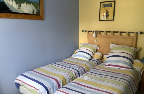 Fontenay Bed & Breakfast | Bed and Breakfast 'Chambre Lecarpentier - Tulipe' with Shared Terrace, Shared Garden and Wi-Fi
