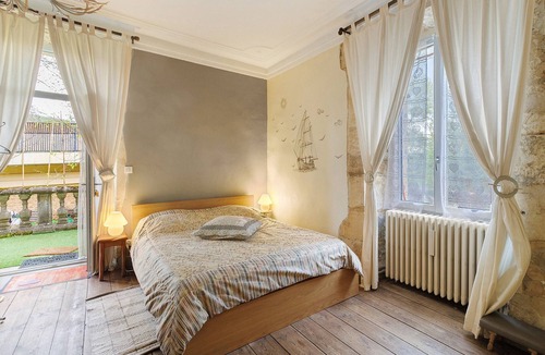 Grolejac Bed & Breakfast | Bed and Breakfast 'Chambre Jaune' with Private Terrace, Shared Garden and Wi-Fi