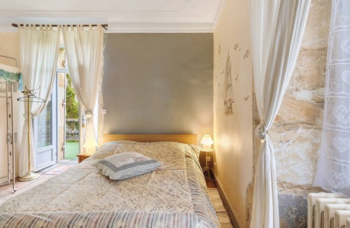 Grolejac Bed & Breakfast | Bed and Breakfast 'Chambre Jaune' with Private Terrace, Shared Garden and Wi-Fi
