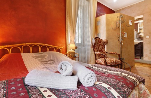 Grolejac Bed & Breakfast | Bed and Breakfast 'Chambre Rouge' with Private Terrace, Shared Garden and Wi-Fi