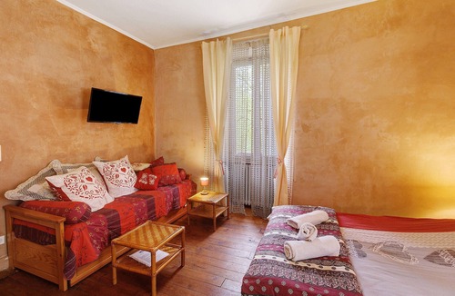 Grolejac Bed & Breakfast | Bed and Breakfast 'Chambre Rouge' with Private Terrace, Shared Garden and Wi-Fi