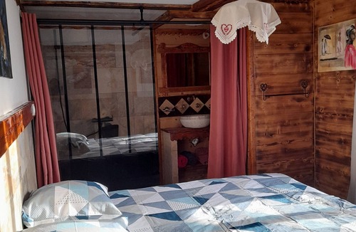 Lafarre Bed & Breakfast | Bed and Breakfast 'Chambre Narcisse' with Mountain View, Shared Garden and Wi-Fi