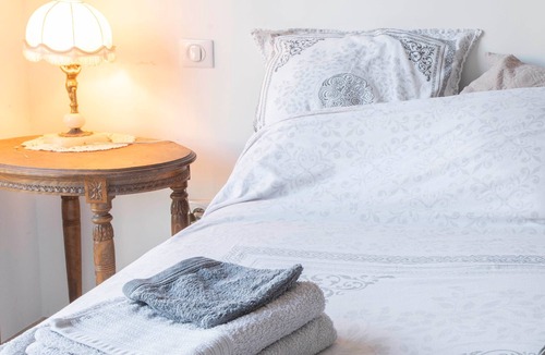 Aleria Bed & Breakfast | Bed and Breakfast 'Chambre 1' with Mountain View, Shared Pool and Wi-Fi