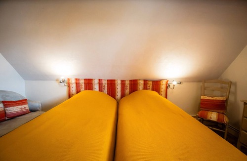 Bavent Bed & Breakfast | Bed and Breakfast 'Chambres D'hôtes - Chambre 3' with Shared Garden and Wi-Fi