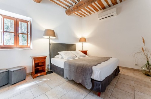 Violes Bed & Breakfast | Bed and Breakfast 'Chambre Au Couchant' with Shared Terrace, Wi-Fi and Air Conditioning