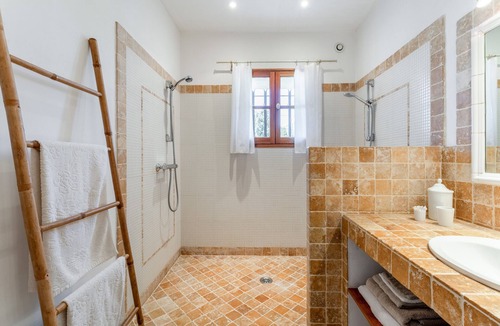 Violes Bed & Breakfast | Bed and Breakfast 'Chambre Au Couchant' with Shared Terrace, Wi-Fi and Air Conditioning