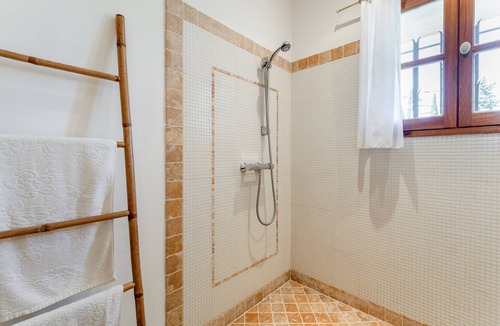Violes Bed & Breakfast | Bed and Breakfast 'Chambre Au Couchant' with Shared Terrace, Wi-Fi and Air Conditioning