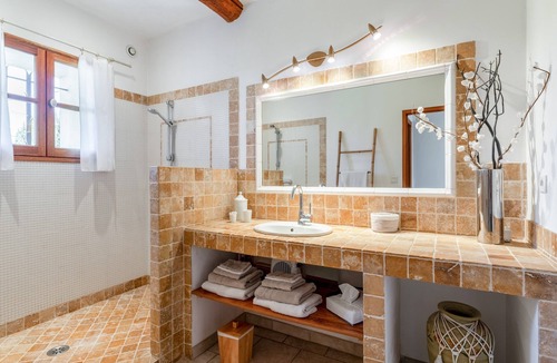 Violes Bed & Breakfast | Bed and Breakfast 'Chambre Au Couchant' with Shared Terrace, Wi-Fi and Air Conditioning