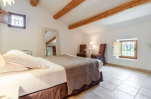 Violes Bed & Breakfast | Bed and Breakfast 'Chambre Au Levant' with Shared Terrace, Wi-Fi and Air Conditioning