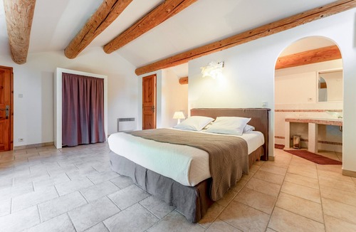 Violes Bed & Breakfast | Bed and Breakfast 'Chambre Au Levant' with Shared Terrace, Wi-Fi and Air Conditioning