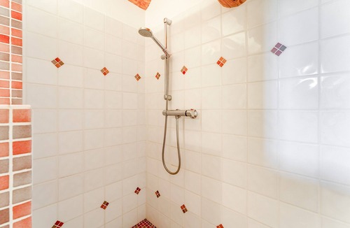 Violes Bed & Breakfast | Bed and Breakfast 'Chambre Au Levant' with Shared Terrace, Wi-Fi and Air Conditioning