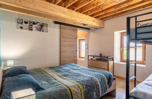 Moye House | Bed and breakfast "Chambre Bleue" with Mountain View, Private Terrace and Shared Garden