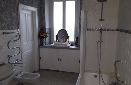 Cravanche Apartment | bed and breakfast cottage