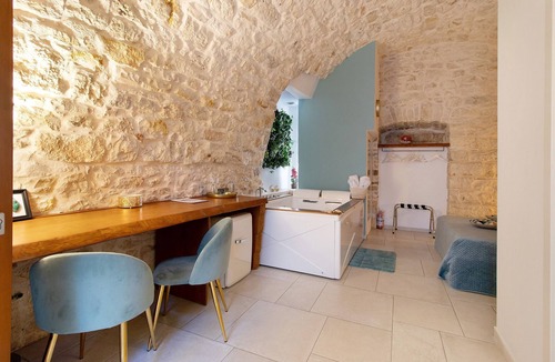 Giovinazzo Bed & Breakfast | Bed and Breakfast 'Eclissi Suite' with Sea View and Air Conditioning