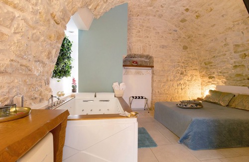 Giovinazzo Bed & Breakfast | Bed and Breakfast 'Eclissi Suite' with Sea View and Air Conditioning