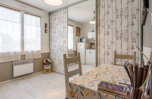 Le Thor Bed & Breakfast | Bed and Breakfast 'Fleur De Garance' with Shared Pool, Private Terrace and Wi-Fi