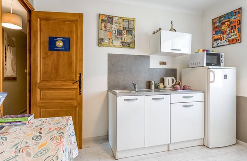 Le Thor Bed & Breakfast | Bed and Breakfast 'Fleur De Garance' with Shared Pool, Private Terrace and Wi-Fi