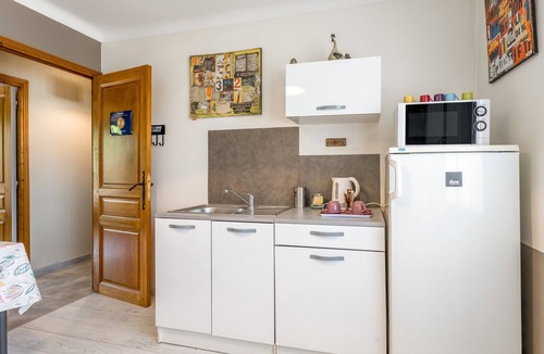 Le Thor Bed & Breakfast | Bed and Breakfast 'Fleur De Garance' with Shared Pool, Private Terrace and Wi-Fi