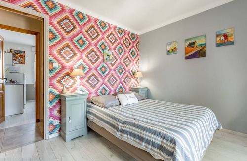 Le Thor Bed & Breakfast | Bed and Breakfast 'Fleur De Garance' with Shared Pool, Private Terrace and Wi-Fi