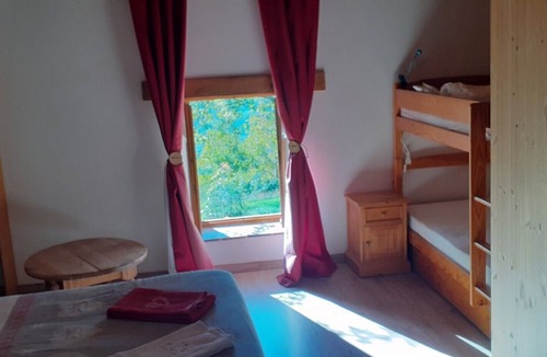 Hotonnes Bed & Breakfast | Bed and Breakfast 'Chez Louve Bleue - Côté Jardin' with Mountain View, Shared Terrace and Wi-Fi