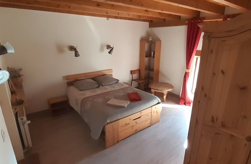 Hotonnes Bed & Breakfast | Bed and Breakfast 'Chez Louve Bleue - Côté Jardin' with Mountain View, Shared Terrace and Wi-Fi