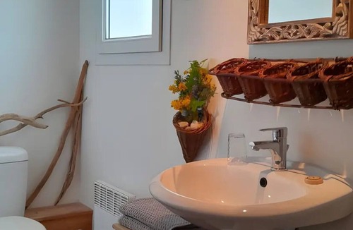 Heirs-Brouage Bed & Breakfast | Bed and Breakfast 'Chambres D'hôtes La Marouette 1' with Shared Terrace and Wi-Fi