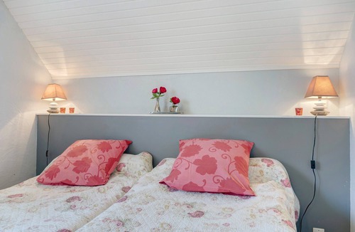 Lanhouarneau Bed & Breakfast | Bed and Breakfast 'La Chambre Rouge' with Shared Terrace, Shared Garden and Wi-Fi