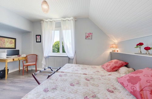 Lanhouarneau Bed & Breakfast | Bed and Breakfast 'La Chambre Rouge' with Shared Terrace, Shared Garden and Wi-Fi