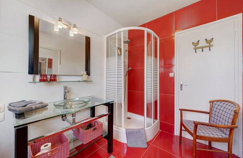 Lanhouarneau Bed & Breakfast | Bed and Breakfast 'La Chambre Rouge' with Shared Terrace, Shared Garden and Wi-Fi