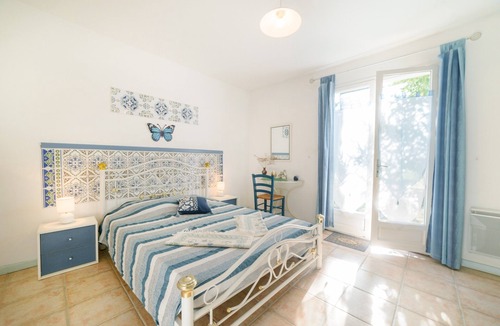 Saint-Cyprien Bed & Breakfast | Bed and Breakfast 'Chambre Farniente' with Shared Garden and Air Conditioning
