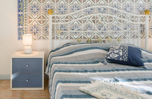 Saint-Cyprien Bed & Breakfast | Bed and Breakfast 'Chambre Farniente' with Shared Garden and Air Conditioning