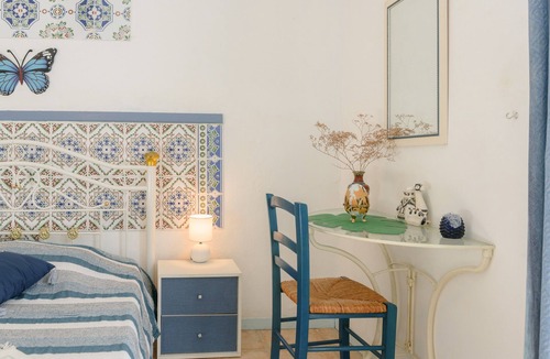Saint-Cyprien Bed & Breakfast | Bed and Breakfast 'Chambre Farniente' with Shared Garden and Air Conditioning